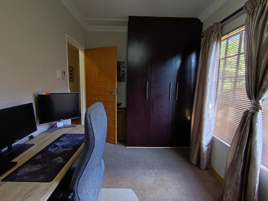 5 Bedroom Property for Sale in Langenhovenpark Free State